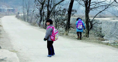 山村里 那一双双眼睛