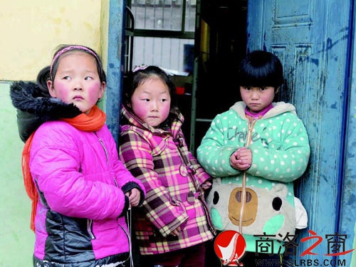 放学后三个寄宿的孩子倚在宿舍门口