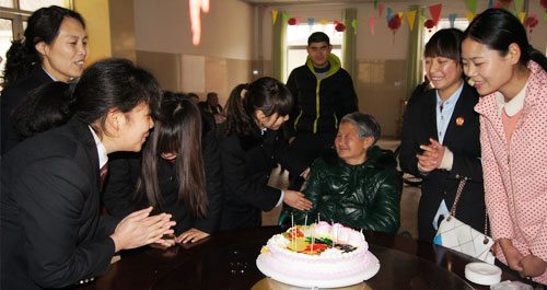 丹凤法院组织法官到敬老院看望老人