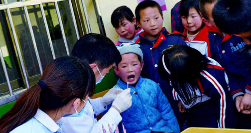 “彩虹助学计划”在山阳县双坪镇小学举行