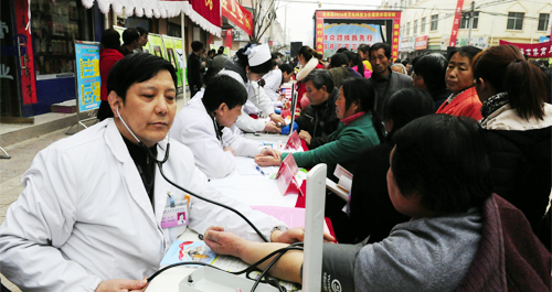 洛南县“三下乡”惠民示范活动在古城新街举行