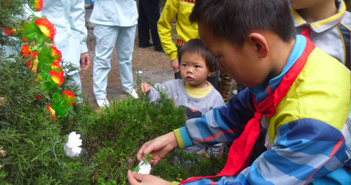 儿童福利院学生到烈士陵园开展清明节扫墓活动