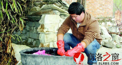 趁着母亲休息的时候，文忠赶紧洗尿布。