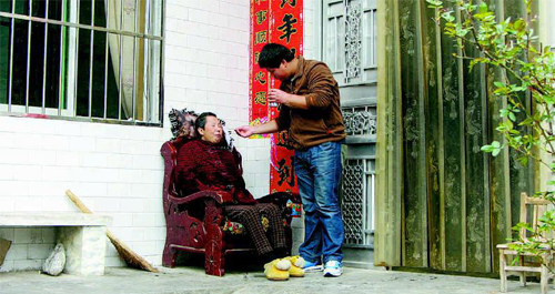 坚守八年少年唤醒植物人母亲