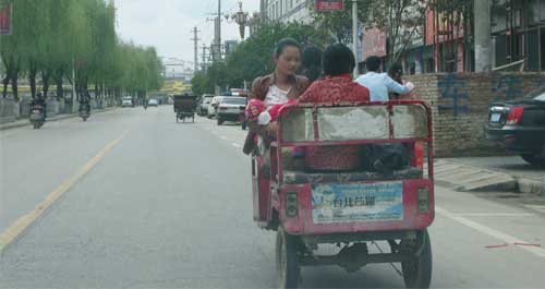 年轻妈妈，这车你也敢坐吗？