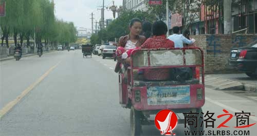 年轻妈妈，这车你也敢坐吗？