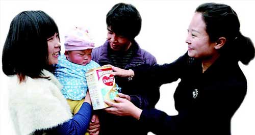 我市数千婴幼儿得到免费奶粉