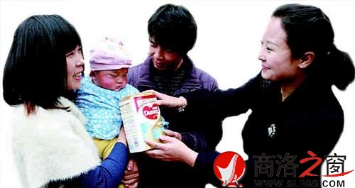 计生干部将奶粉送到商州区杨峪河镇冀书婷家