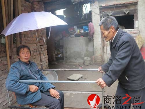 为了让妻子高兴，12年来，王把曹天天推着她出去转，风雨无阻。