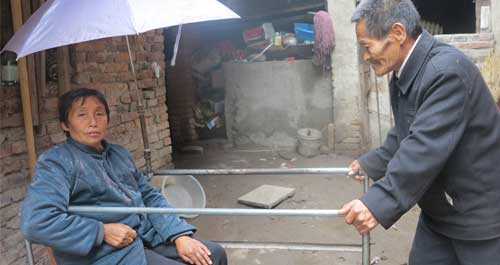 推着老伴去散步