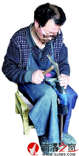 杨涛正在修正鞋底