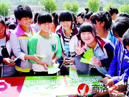4月30日，“绿书签行动2014”系列宣传活动给丹凤县资峪镇九年制学校捐赠价值2万余元的图书