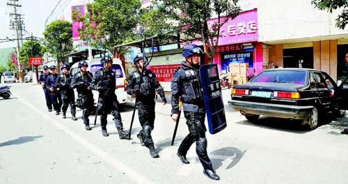 我市公安机关开展街面武装巡逻