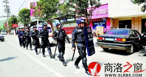 我市公安机关开展街面武装巡逻