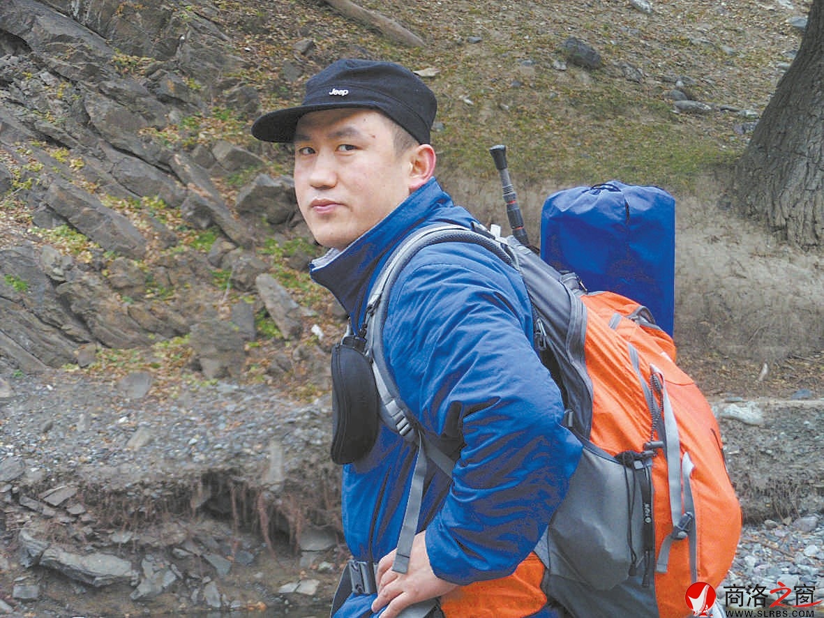 鲁力宏,1975年6月生于商州,1993年入伍,2001转业到地方晚报从事新闻工作,现为新疆都市报广告总监,负责新时尚娱乐专刊。