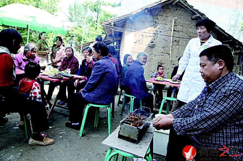 的哥亲手给留守母亲做烧烤