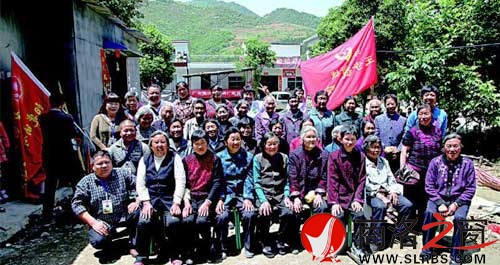 爱心的哥和留守母亲合影