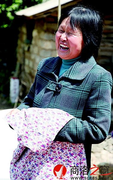 第一次得到母亲节礼物的留守母亲特开心