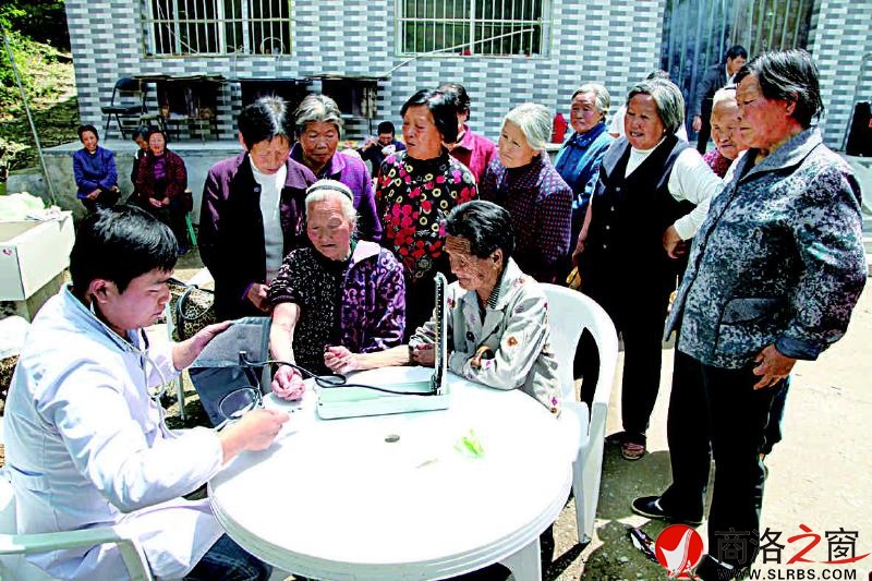 “阳光的哥爱心联盟”邀请的医疗专家给留守母亲检查身体