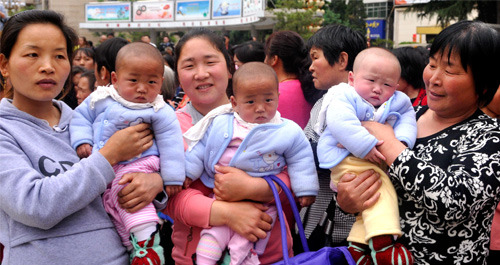 一胎产下三男婴 农民家庭又喜又忧