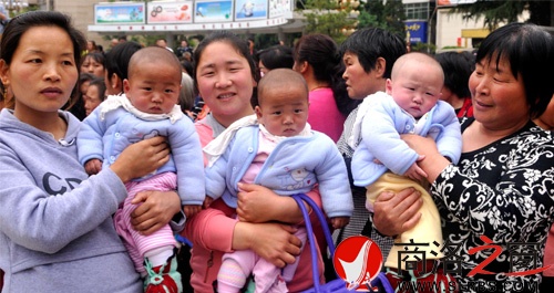 一胎产下三男婴 农民家庭又喜又忧