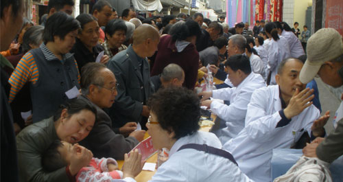 首都医疗机构赴丹凤开展义诊活动