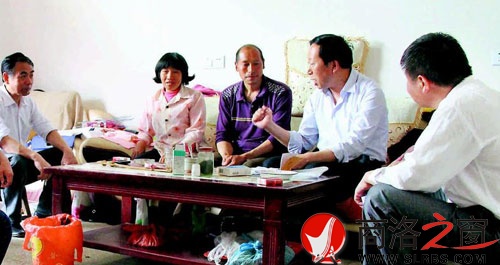 社长何邓在包扶的贫困户王顺学家结亲扶贫   （赵有良 摄）