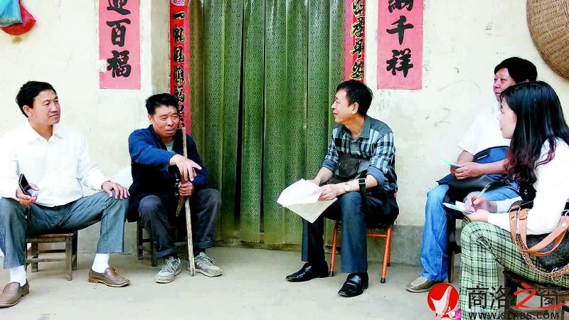 党总支书记牛建宏在彭桂发家了解致贫原因