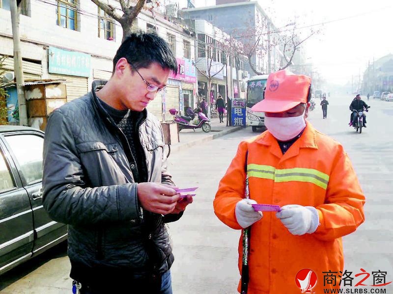 王朋向环卫工人发放救助引导卡