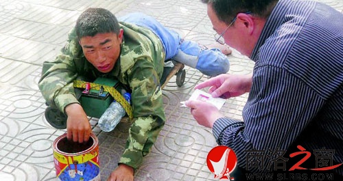 贺建勋进行街头救助