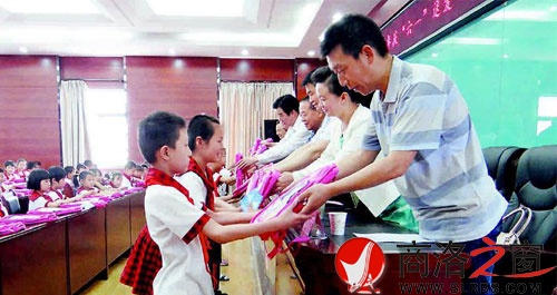 市慈善协会、市关工委等共筹集资金5万余元向商洛市小学2975名学生每人赠送学习用品一份