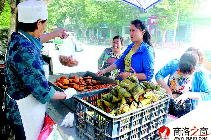 5月27日一早，前往老马家食府购买粽子和油糕的食客络绎不绝。