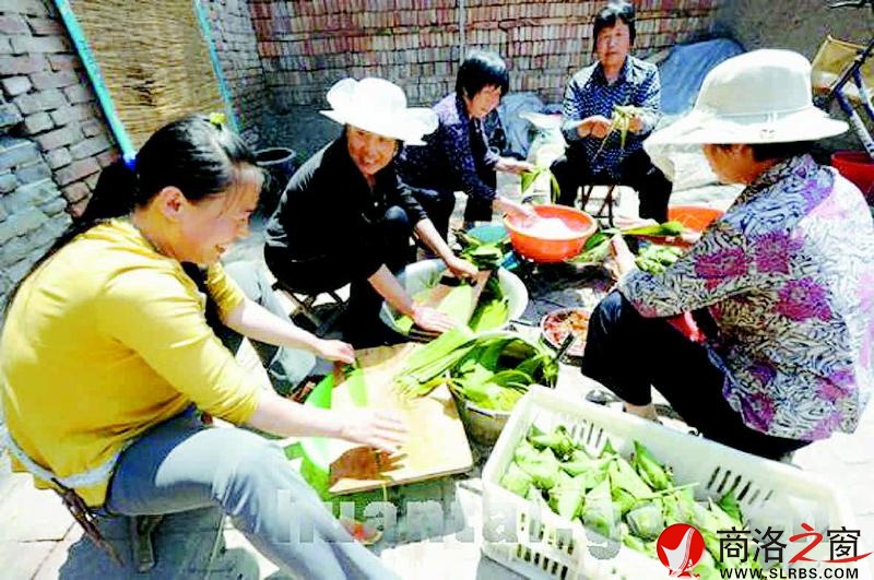 农家小院包粽子