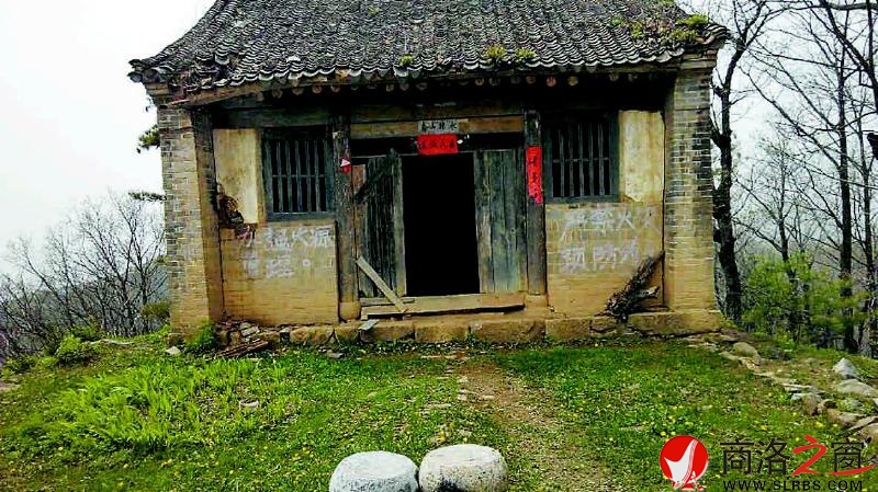 七十一岁老人独居高山古庙