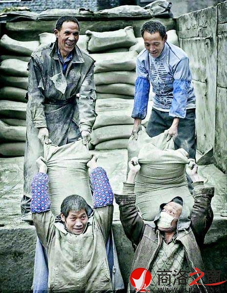 苦、累、脏以及与灰尘相伴是水泥装卸工的工作环境,协作又是必备精神。