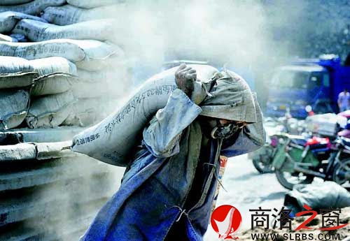 是这些水泥装卸工扛起了我们城市的高楼大厦