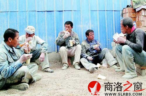 两个馒头、几根油条,蹲在工地的某个角落就是一顿饭了。