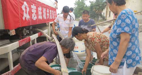 群众用水告急 政府送水上门