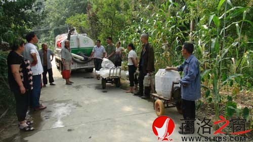 商南县青山镇免费为严重缺生活用水的群众送水