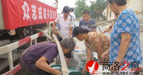 小岭镇的送水车正在为李砭村村民送水