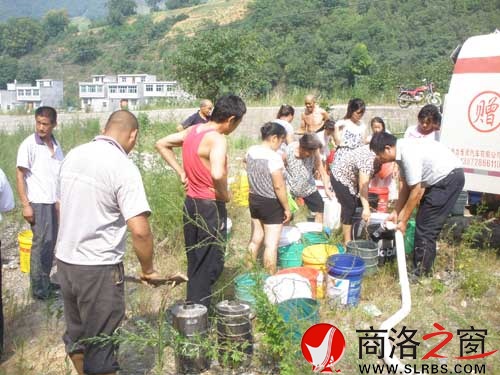 送水车在孤山坪村上坪组分水现场。