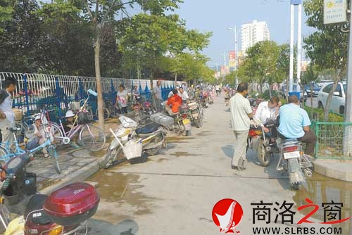 整顿前，务工人员集中在马路上。