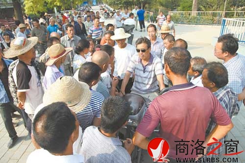 整顿后，务工人员进入市场，雇主也到市场内找工人，双方洽谈方便安全。