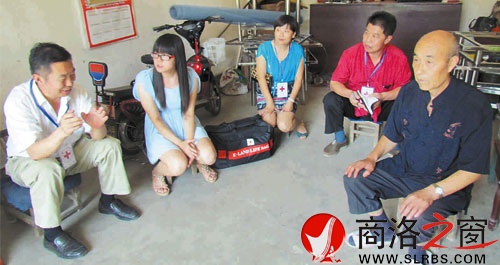 中华骨髓库工作人员深入张潇家中了解情况