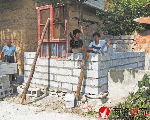 修建烤火房，让母亲安全过冬。