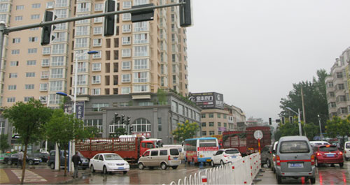 商洛市区东环路与江滨大道十字红绿灯损坏交通拥堵不堪