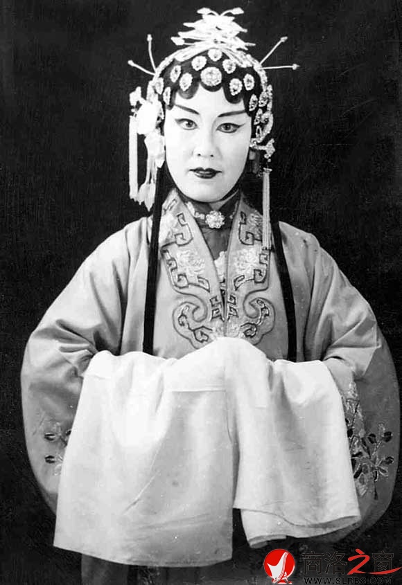 1978 年，敬素贞在二黄《杨门女将》中饰演柴郡主。