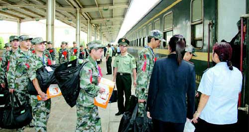 商洛八百一十名新兵踏上了前往军营的火车