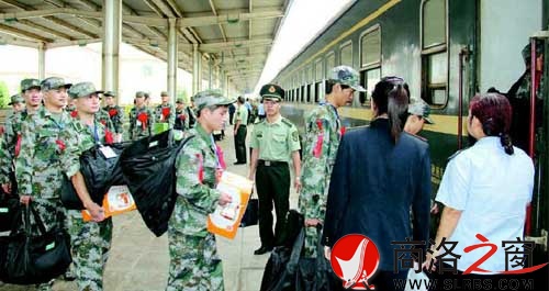 八百一十名新兵,在商洛火车站踏上了前往军营的火车。