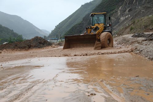泥石流堵了村民路